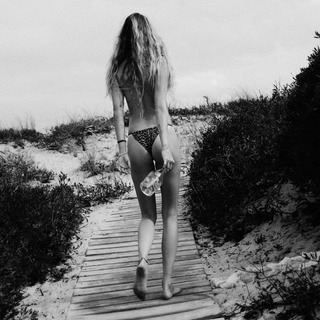 Behati Prinsloo feet photo thumbnail