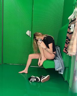 Behati Prinsloo feet photo thumbnail