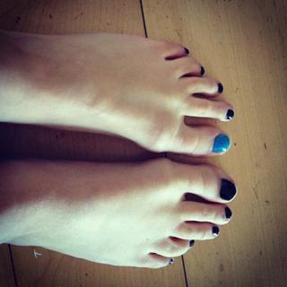 Bel Powley feet photo thumbnail