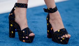 Bel Powley feet photo thumbnail