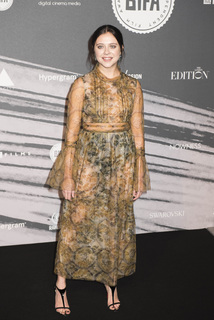 Bel Powley feet photo thumbnail