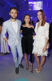 Bel Powley feet photo thumbnail
