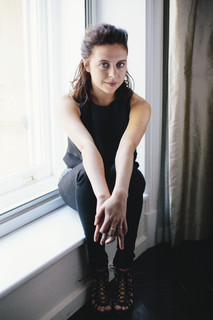 Bel Powley feet photo thumbnail