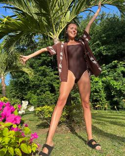 Bel Powley feet photo thumbnail
