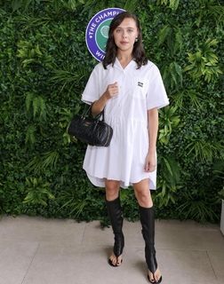 Bel Powley feet photo thumbnail