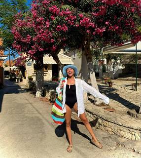 Bel Powley feet photo thumbnail