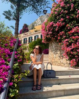 Bel Powley feet photo thumbnail
