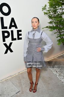 Bel Powley feet photo thumbnail