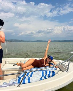 Bel Powley feet photo 2