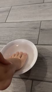 Bela Fernandes feet photo 16