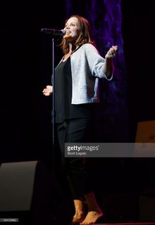 Belinda Carlisle feet photo thumbnail