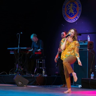 Belinda Carlisle feet photo thumbnail