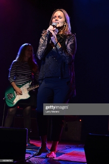 Belinda Carlisle feet photo thumbnail