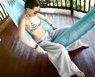 Belinda Peregrín feet photo thumbnail