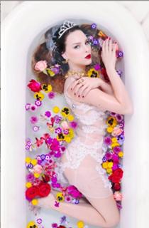 Belinda Peregrín feet photo thumbnail