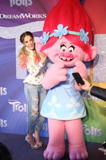 Belinda Peregrín feet photo thumbnail