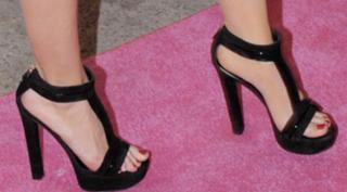 Belinda Peregrín feet photo thumbnail