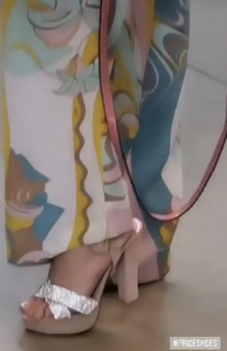 Belinda Peregrín feet photo thumbnail