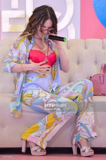 Belinda Peregrín feet photo thumbnail