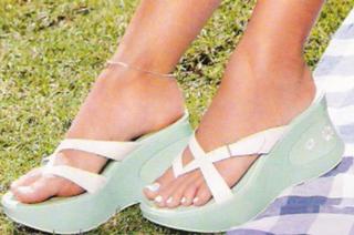 Belinda Peregrín feet photo thumbnail