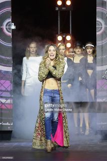 Belinda Peregrín feet photo thumbnail