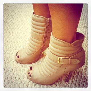 Bella Falconi feet photo thumbnail