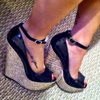 Bella Falconi feet photo thumbnail