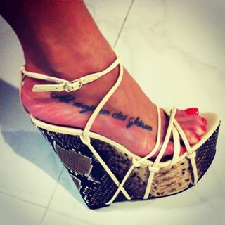 Bella Falconi feet photo thumbnail