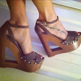 Bella Falconi feet photo thumbnail