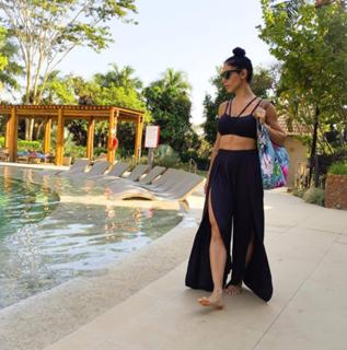 Bella Falconi feet photo thumbnail