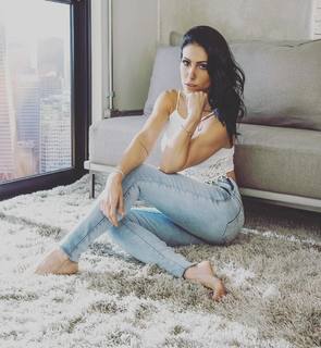 Bella Falconi feet photo thumbnail