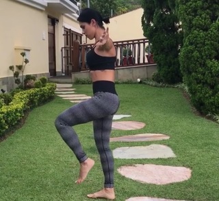 Bella Falconi feet photo thumbnail