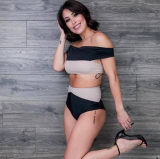 Bella Falconi feet photo thumbnail