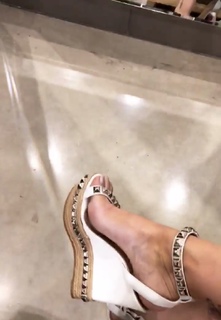 Bella Falconi feet photo thumbnail