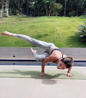 Bella Falconi feet photo thumbnail