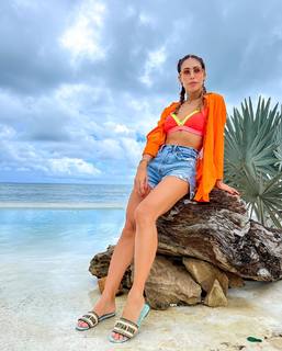 Bella Falconi feet photo thumbnail