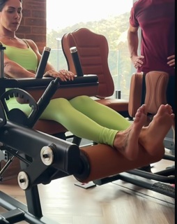 Bella Falconi feet photo thumbnail