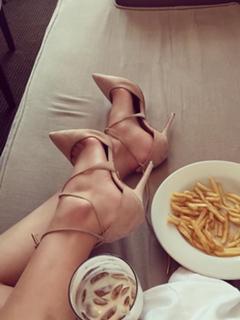 Bella Hadid feet photo thumbnail