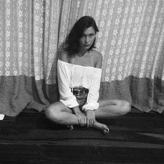 Bella Hadid feet photo thumbnail