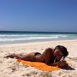 Bella Hadid feet photo thumbnail