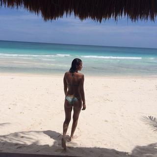 Bella Hadid feet photo thumbnail
