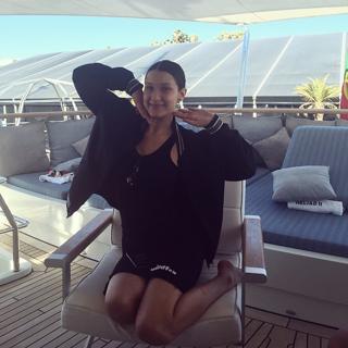 Bella Hadid feet photo thumbnail