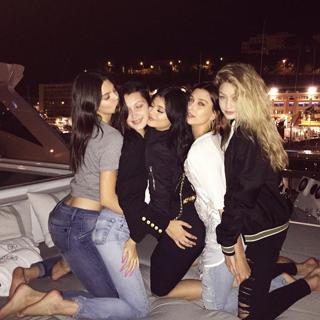 Bella Hadid feet photo thumbnail