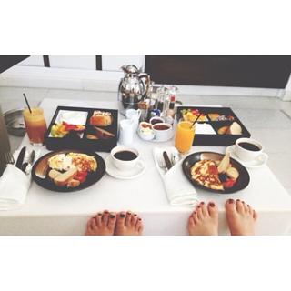 Bella Hadid feet photo thumbnail