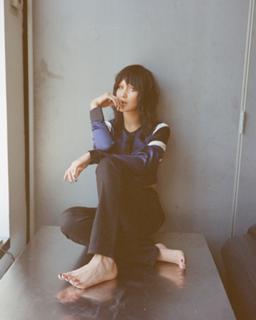 Bella Hadid feet photo thumbnail
