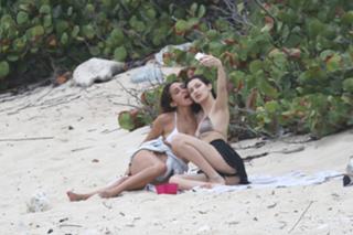Bella Hadid feet photo thumbnail