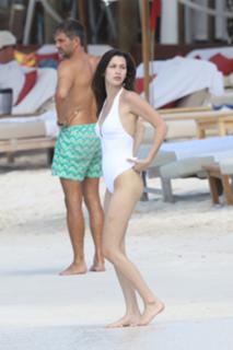 Bella Hadid feet photo thumbnail
