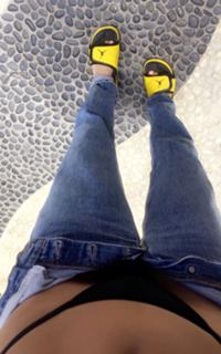 Bella Hadid feet photo thumbnail