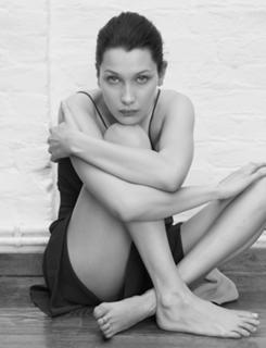 Bella Hadid feet photo thumbnail