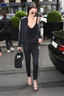 Bella Hadid feet photo thumbnail